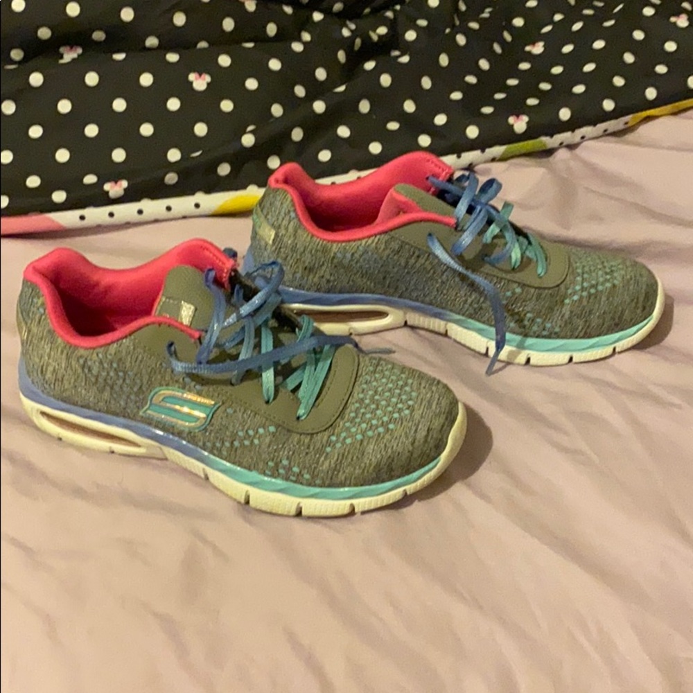 Skechers girls sneakers Sz 5-1/2